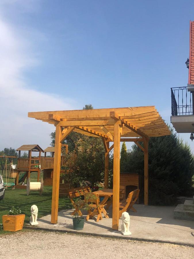 Karam Vendeghaz Es Lakasetterem Hotel Nagybajcs Exterior photo