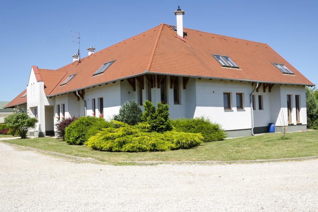 Karam Vendeghaz Es Lakasetterem Hotel Nagybajcs Exterior photo