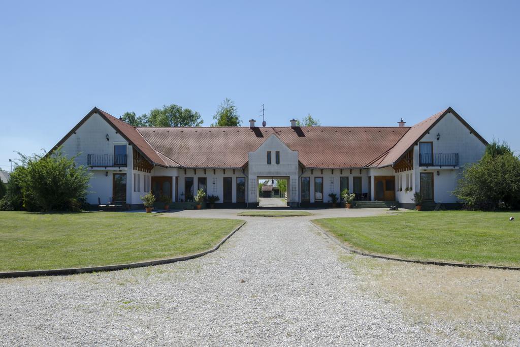 Karam Vendeghaz Es Lakasetterem Hotel Nagybajcs Exterior photo
